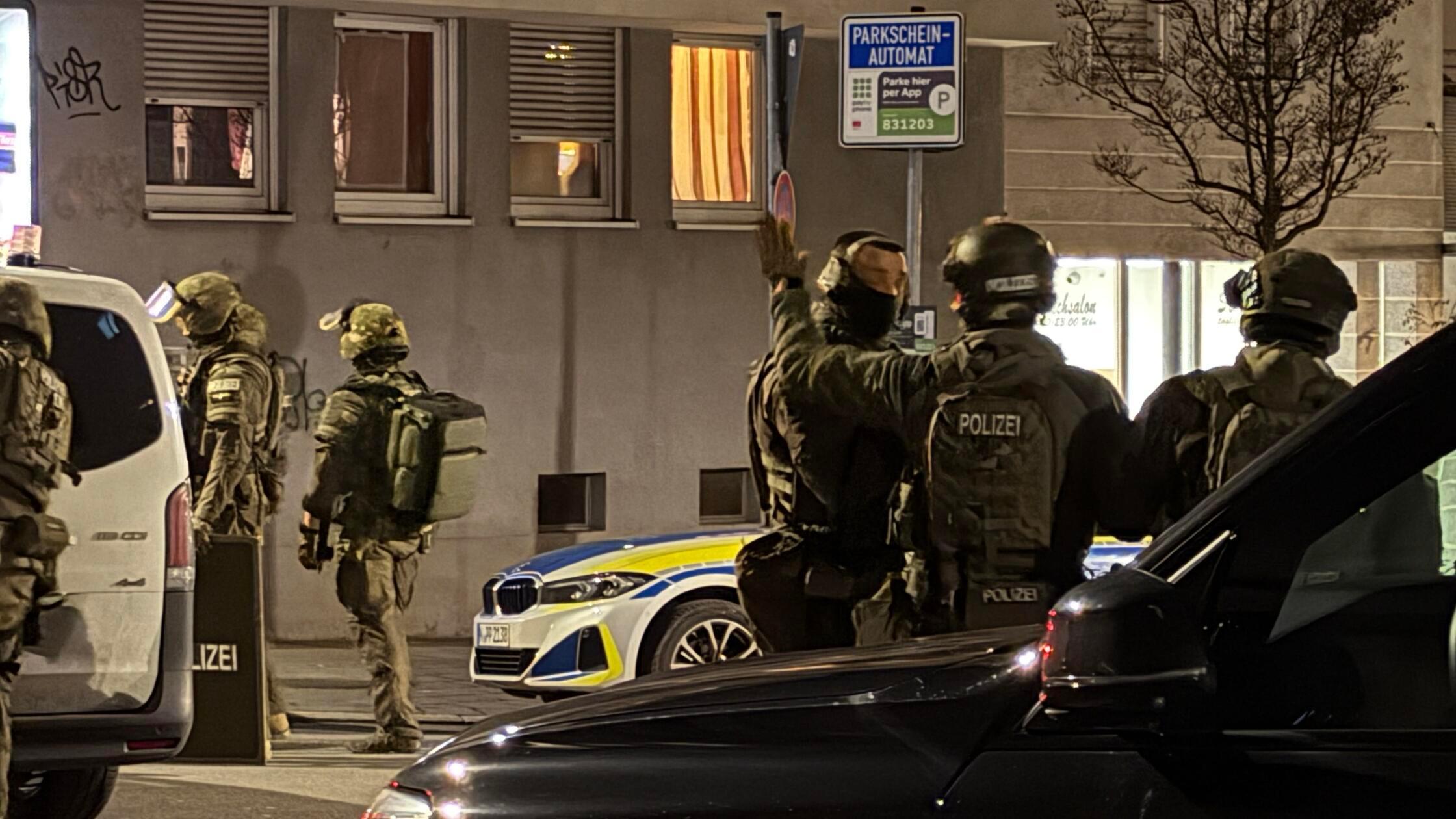 Redaktioneller Hinweis: Bitte unbedingt festgenomm