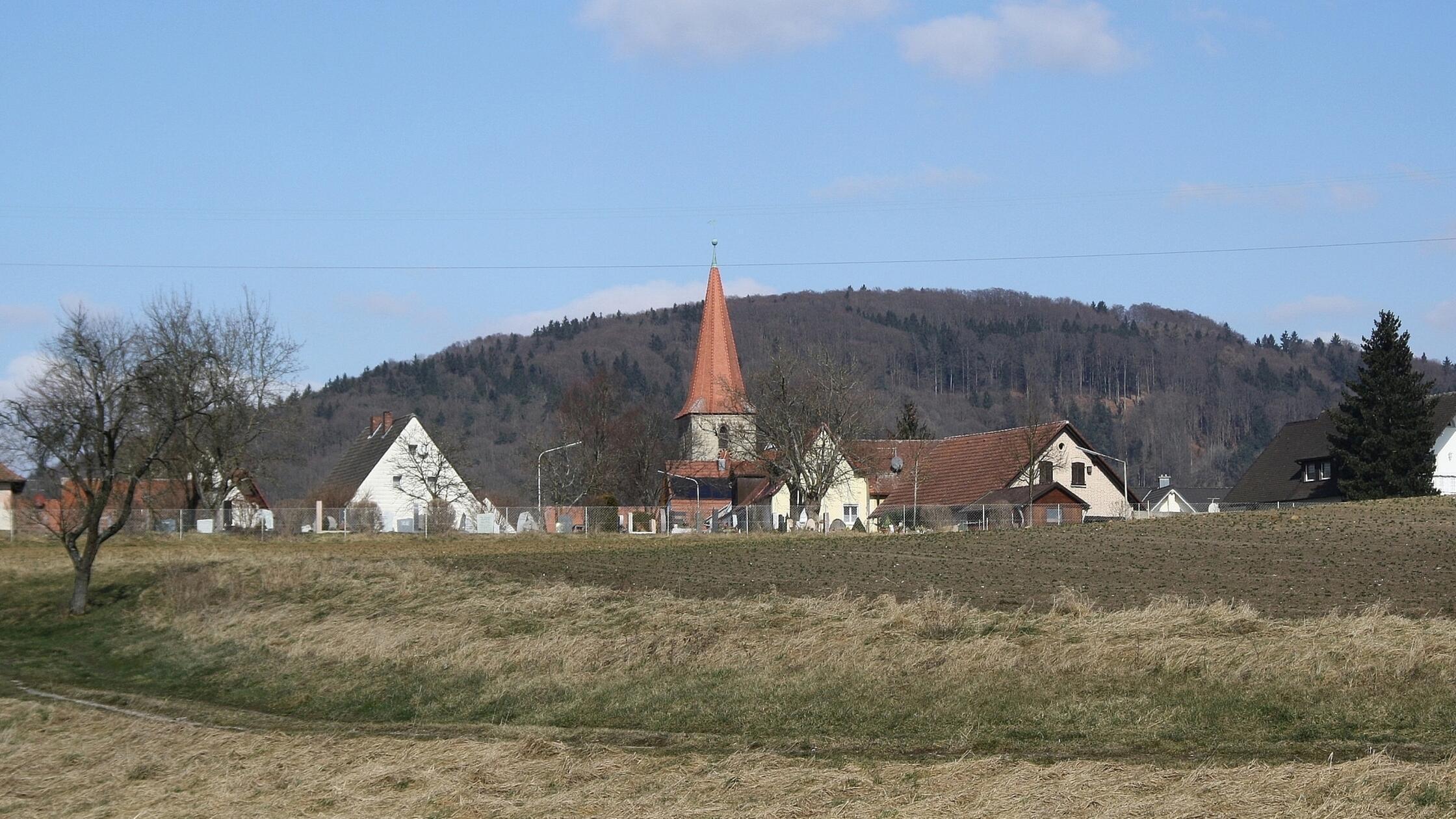 schnitzeljagd Leinburg Kirchtum vom Feld aus Foto 