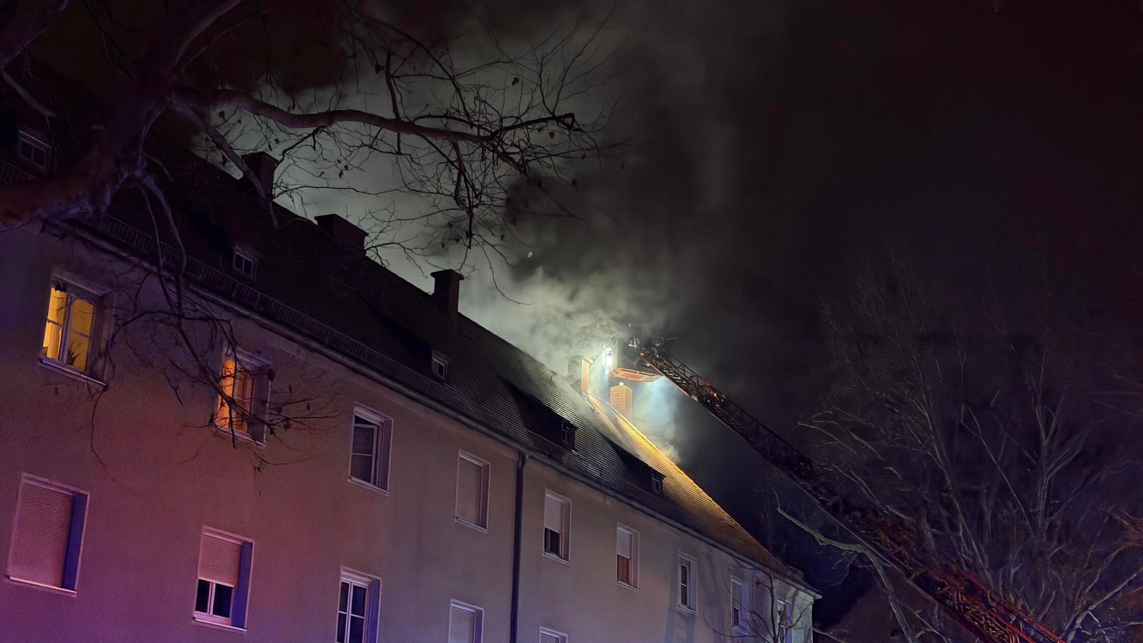Zu einem Dachstuhlbrand in einem Mehrfamilienhaus 