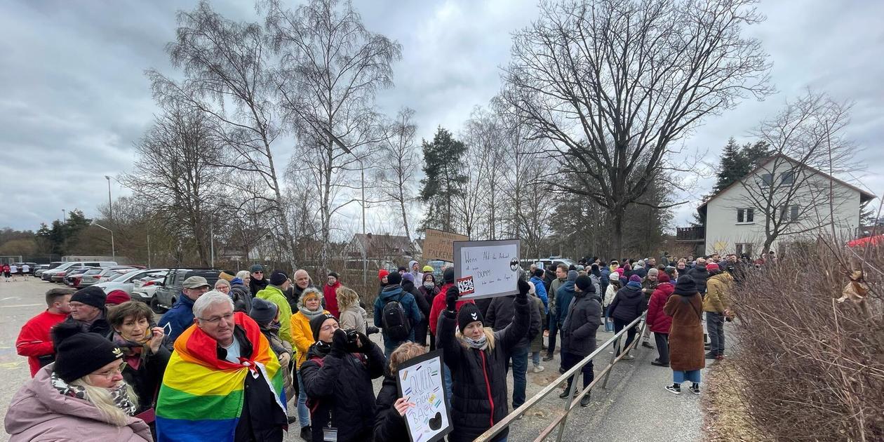 "Unser Verein ist bunt": 250 Menschen demonstrieren gegen AfD Frühschoppen in Nürnberg