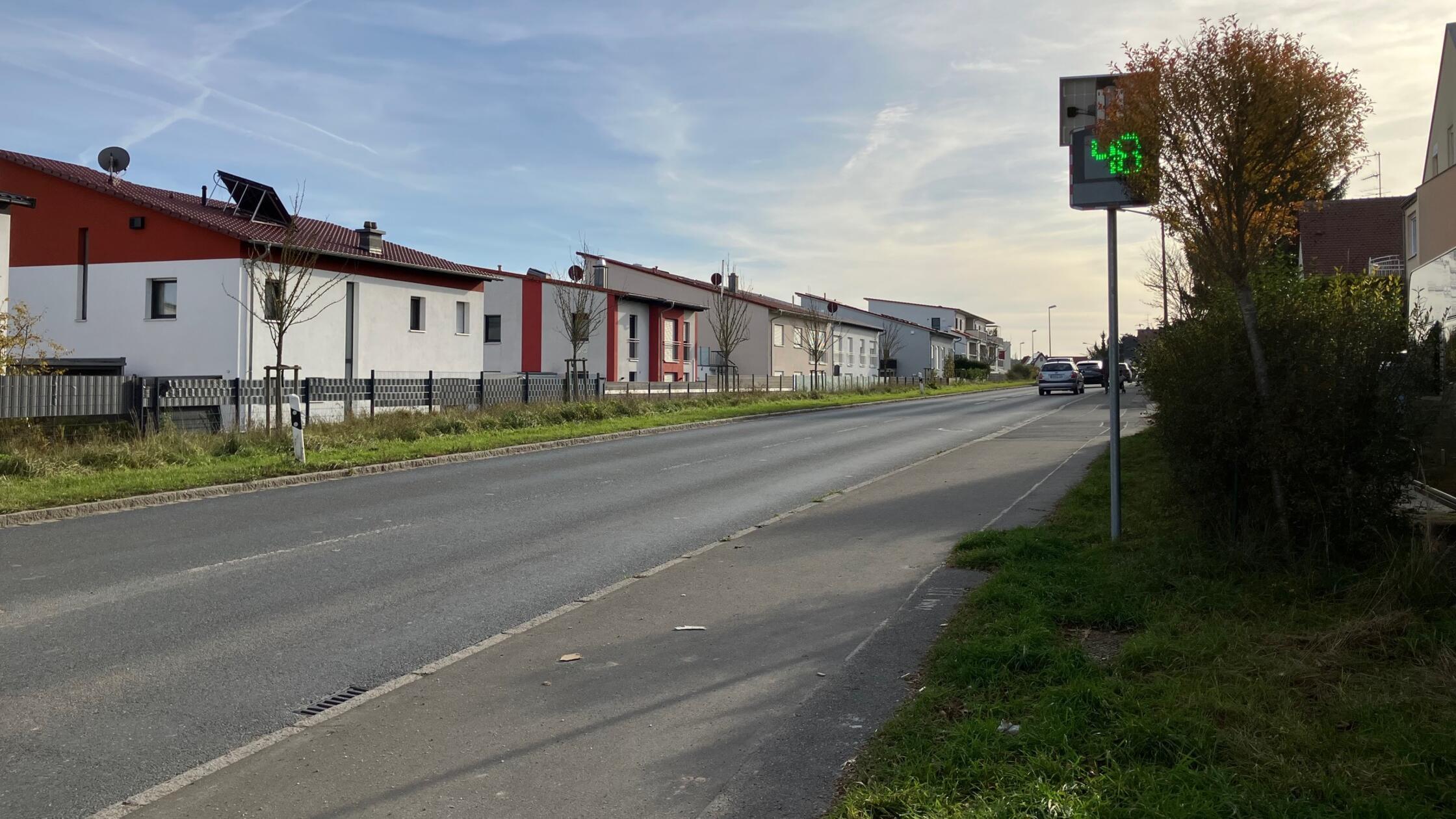 Ein Blick auf die Siegelsdorfer Straße vom Ortsein