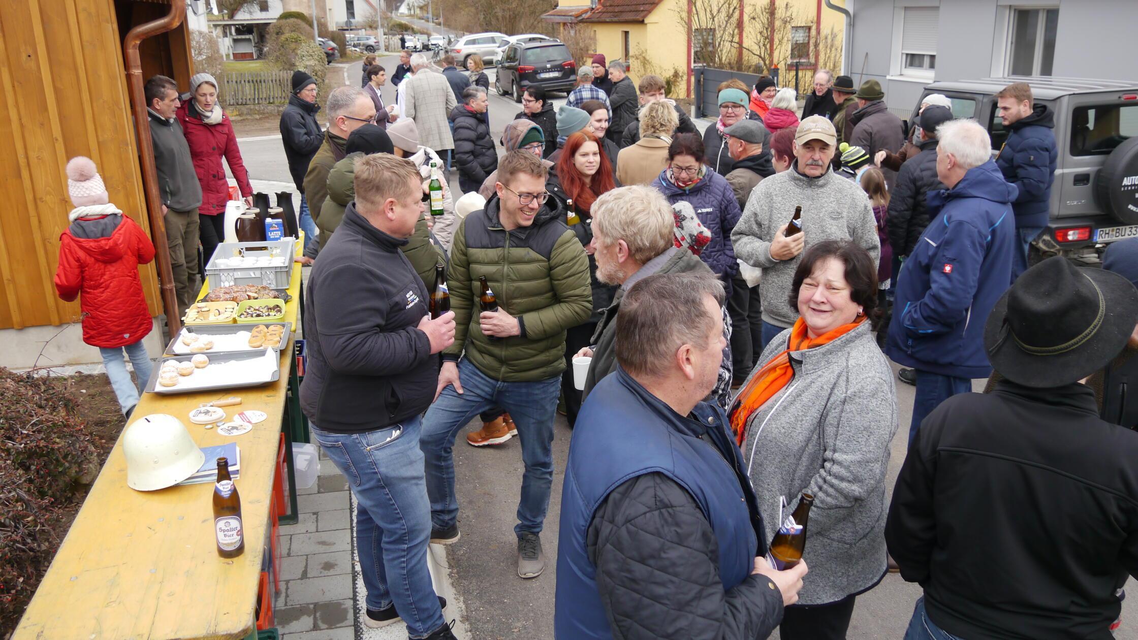 Straßenanwohner, Verantwortliche und Gäste feiern 