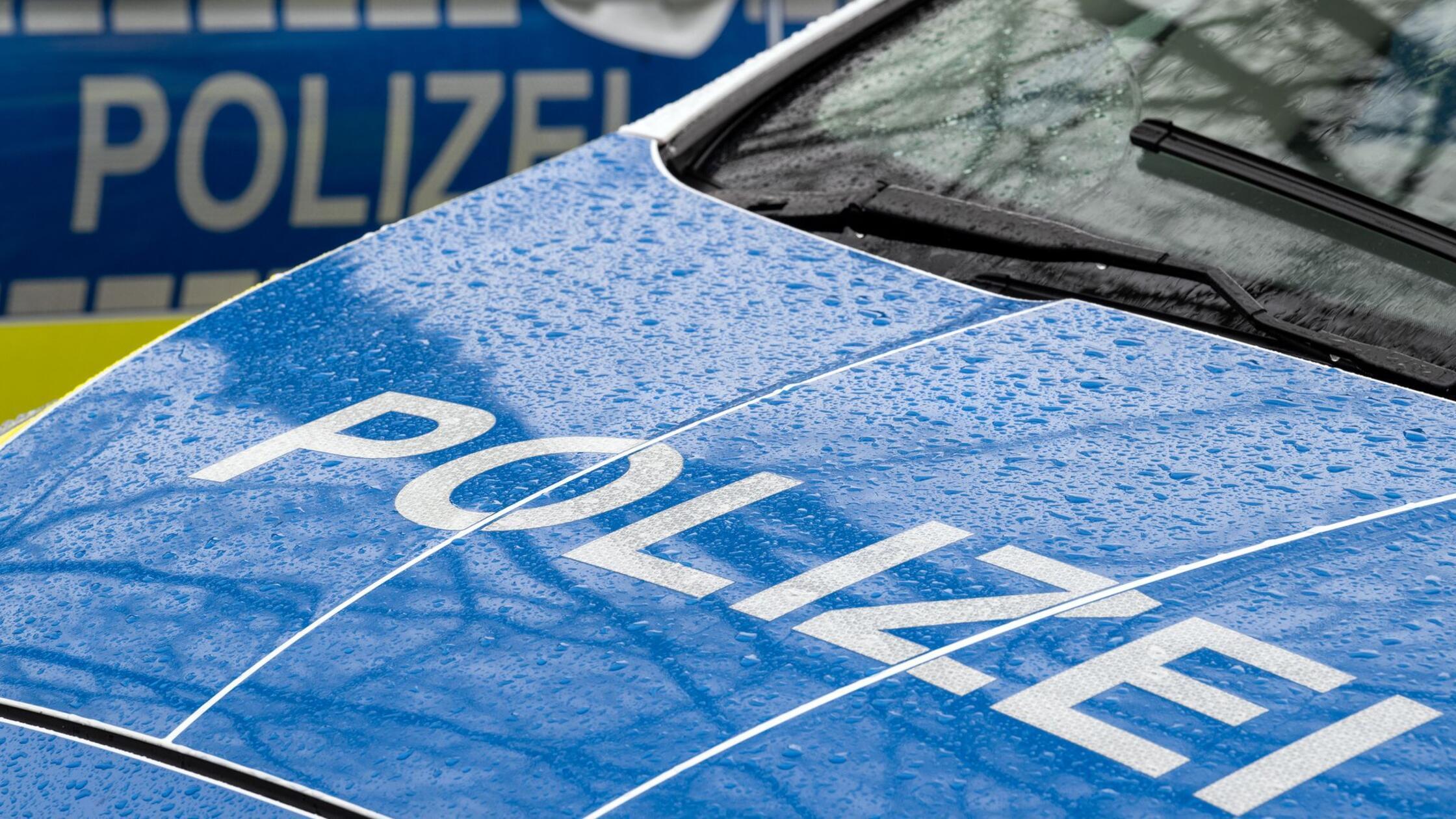 Der Schriftzug „Polizei“ auf der Kühlerhaube eines