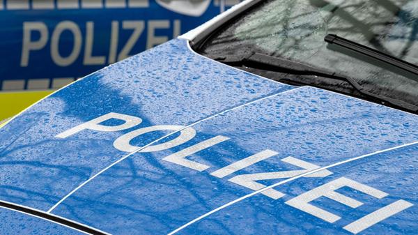 Der Schriftzug „Polizei“ auf der Kühlerhaube eines
