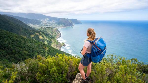 Wanderin am Grat des Pico do Alto, Ausblick auf St