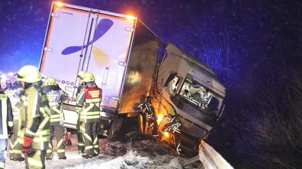 Lastwagen verliert Kontrolle auf schneebedeckter F