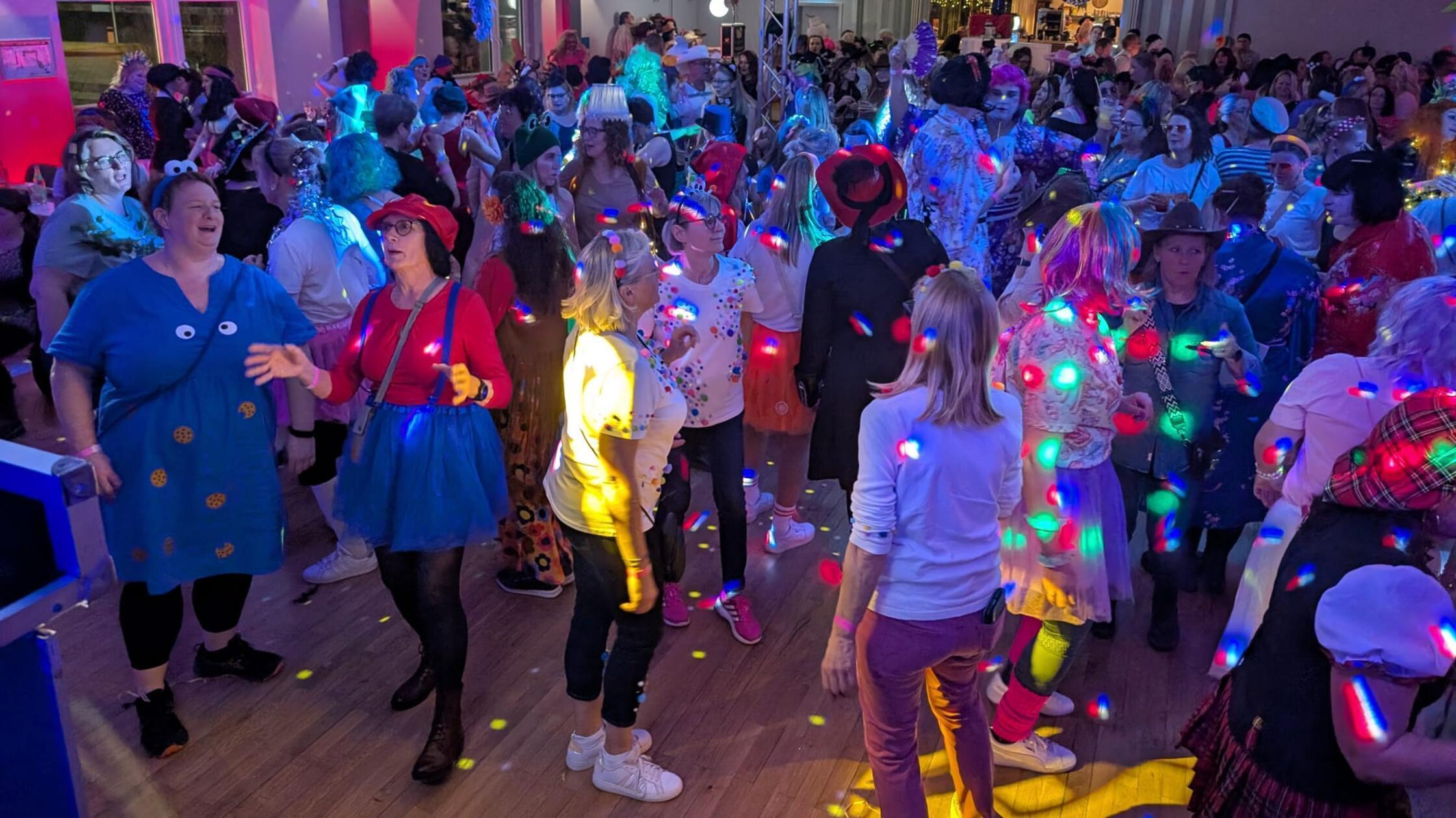 Ausgelassen wurde der Weiberfasching bis spät in d