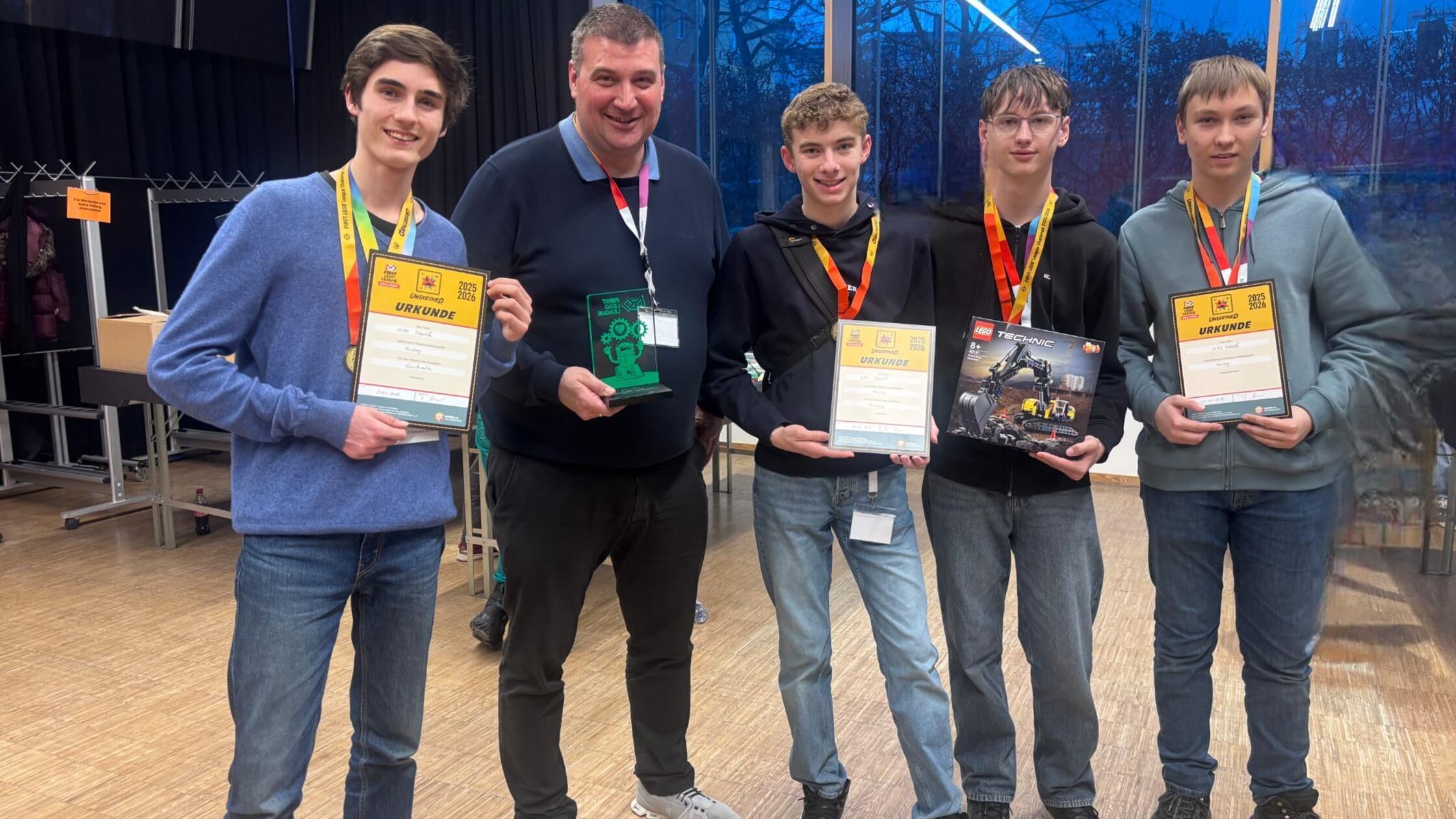 Von links nach rechts: Wenzel Trinks, Lehrer Thoma