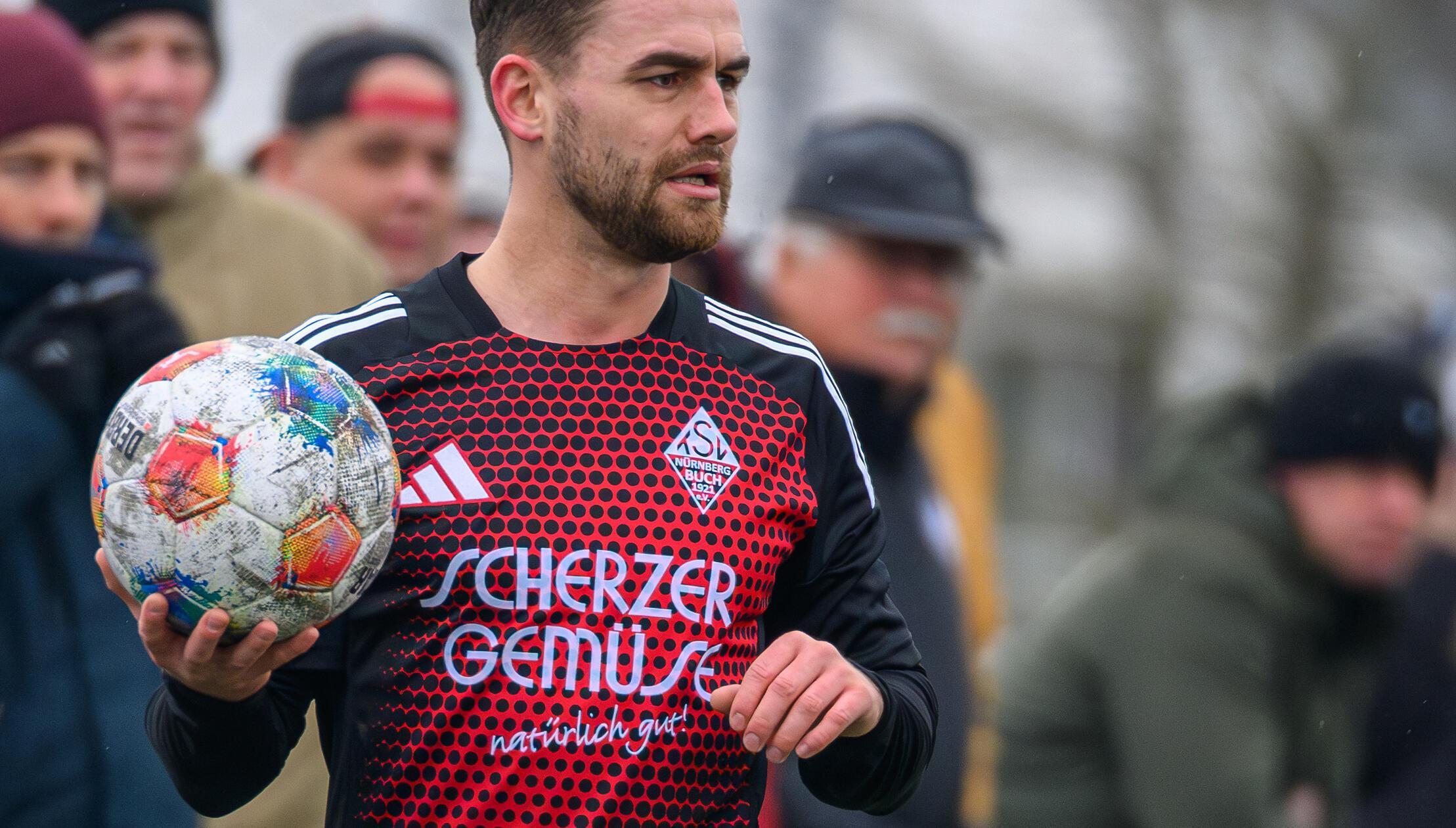 Ein besonderes Muster hat das aktuelle Trikot des TSV Buch, hier getragen von Christoph Ell.