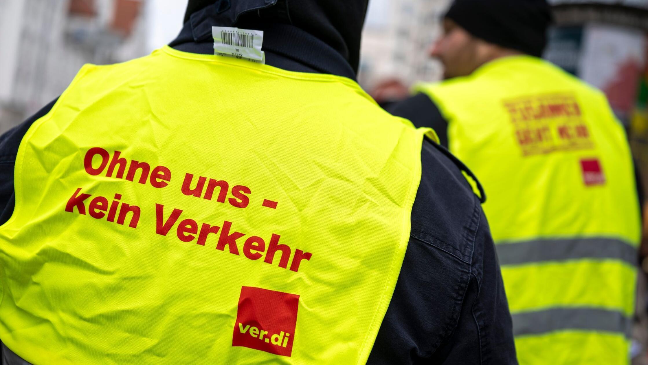 Verdi-Mitglieder nehmen an einer Kurzdemo für ihre