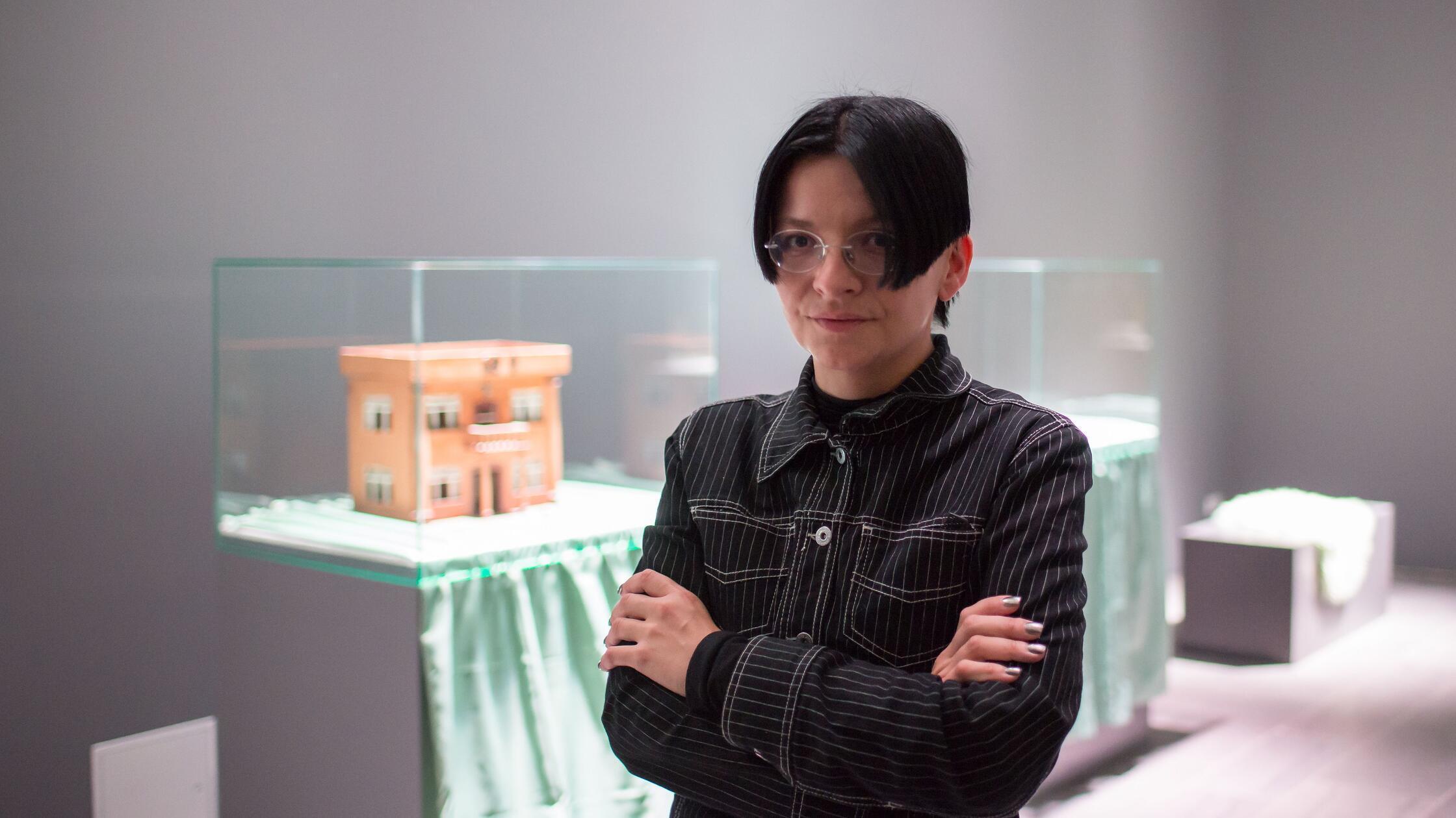 Henrike Naumann bei Aufbau ihrer Installation im G