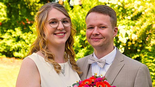 Bei strahlend blauem Himmel und begleitet von ihren Familien und mehr als 100 Freunden, heirateten Anne Kropf (27) und Lucas Voß (28) am Samstag im Postbauer-Henger Deutschordensschloss. Mit der standesamtlichen Hochzeit setzten sie ein deutliches Zeichen: Ab diesem Tag gehen sie als Ehepaar ihren Lebensweg gemeinsam. Sie wählten den Namen des Bräutigams als gemeinsamen Ehenamen: Voß. Es war keine Blitzhochzeit. Die Lehrerin und der Wirtschaftsprüfer lernten sich bereits 2018 in Regensburg kennen. Am Valentinstag verabredeten sie sich zu einem ersten Blinddate. Die Treffen wurden häufiger. Das gegenseitige Interesse wuchs – es entwickelte sich eine Liebesbeziehung. Am 7. Jahrestag sagten sie im Deutschordensschloss Ja zueinander.