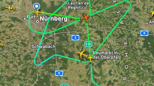 Auf einem Screenshot von Flightradar ist zu sehen, wie die Maschine in der Luft kreiste.