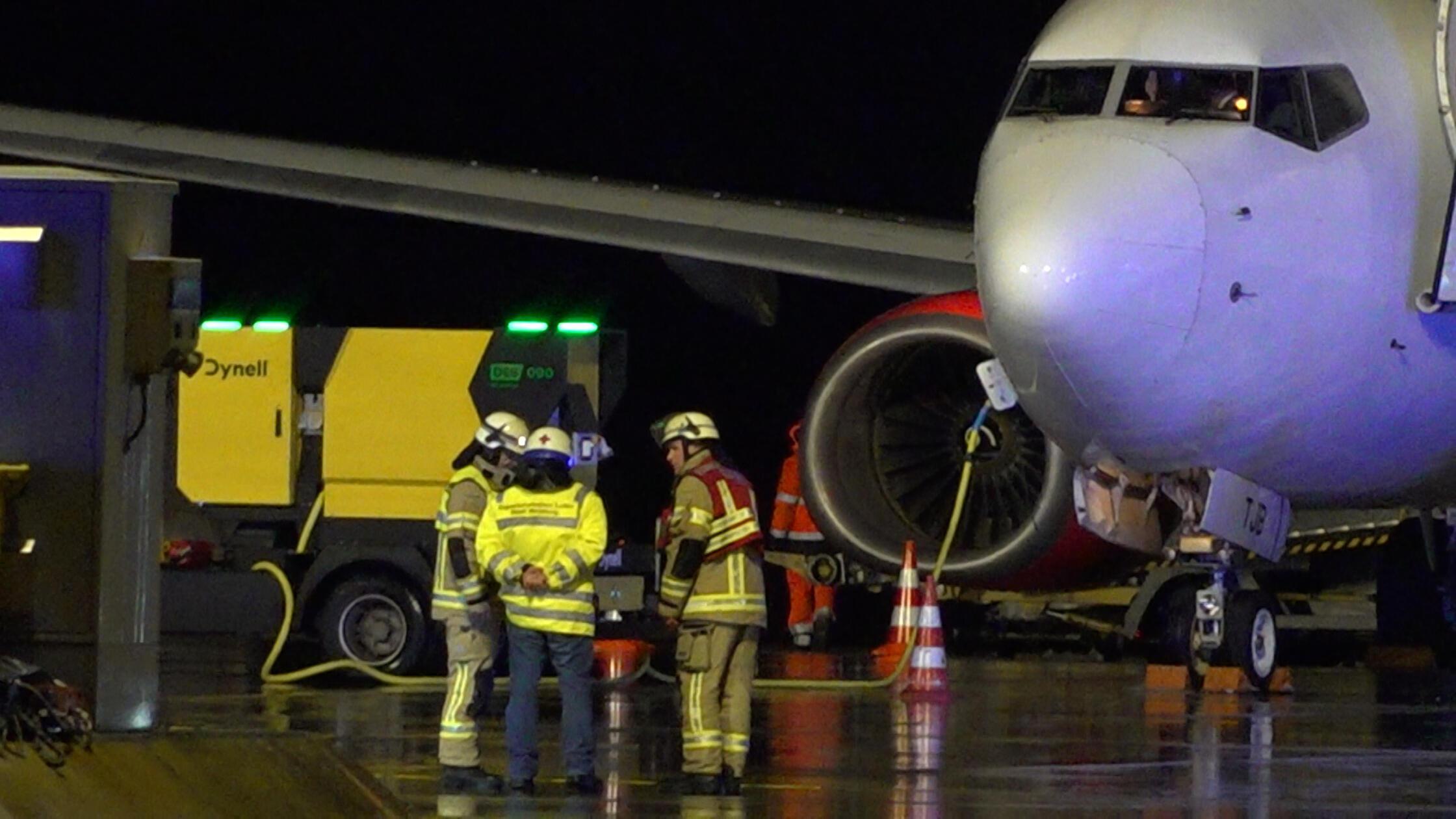 Wie der BRK Kreisverband Nürnberg-Stadt gegenüber News5 mitteilte, waren wohl die Landeklappen der Maschine defekt. Bestätigen konnte der Flughafensprecher den möglichen Grund für die Landung am Abend nicht.