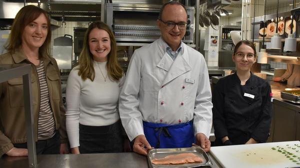 Packte in der Küche mit an: Landrat Manuel Westpha