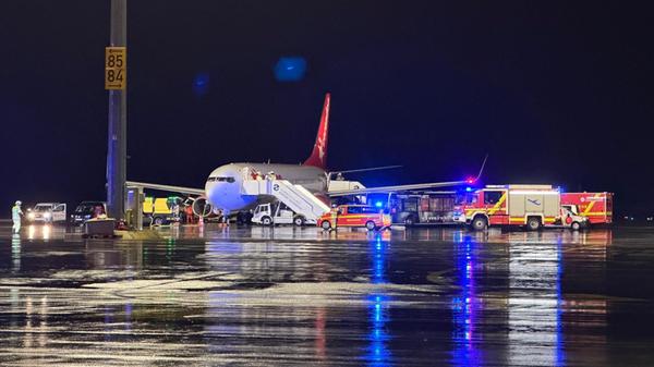 Glück im Unglück für Flugreisende: Maschine gel
