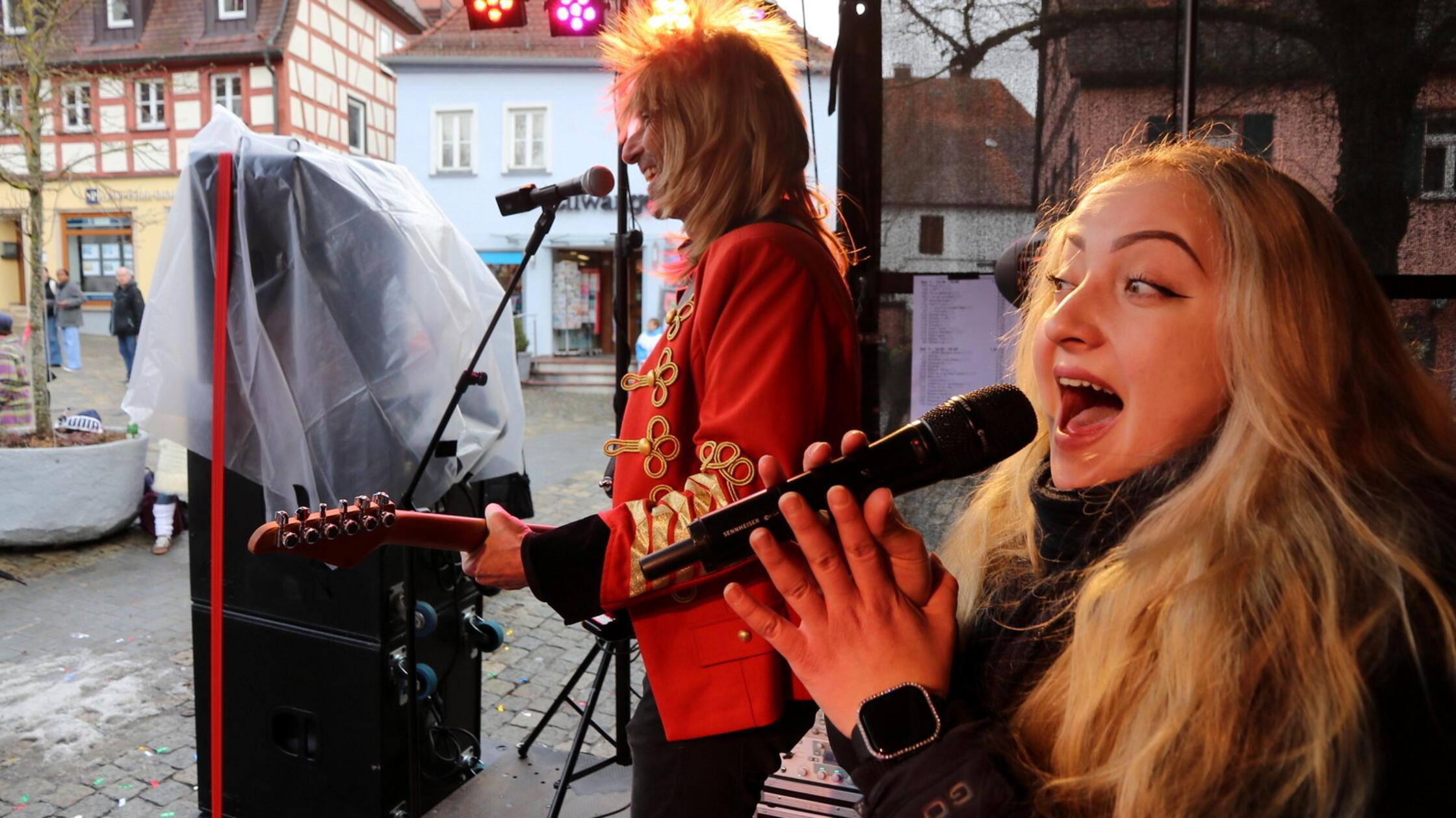 Buntes Faschingstreiben auf dem Marktplatz in Herzogenaurach.