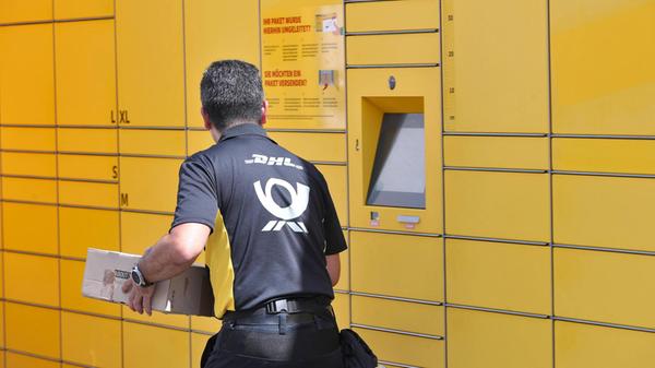 28.06.2023, Hamburg, Ein Postbote der Deutschen Po