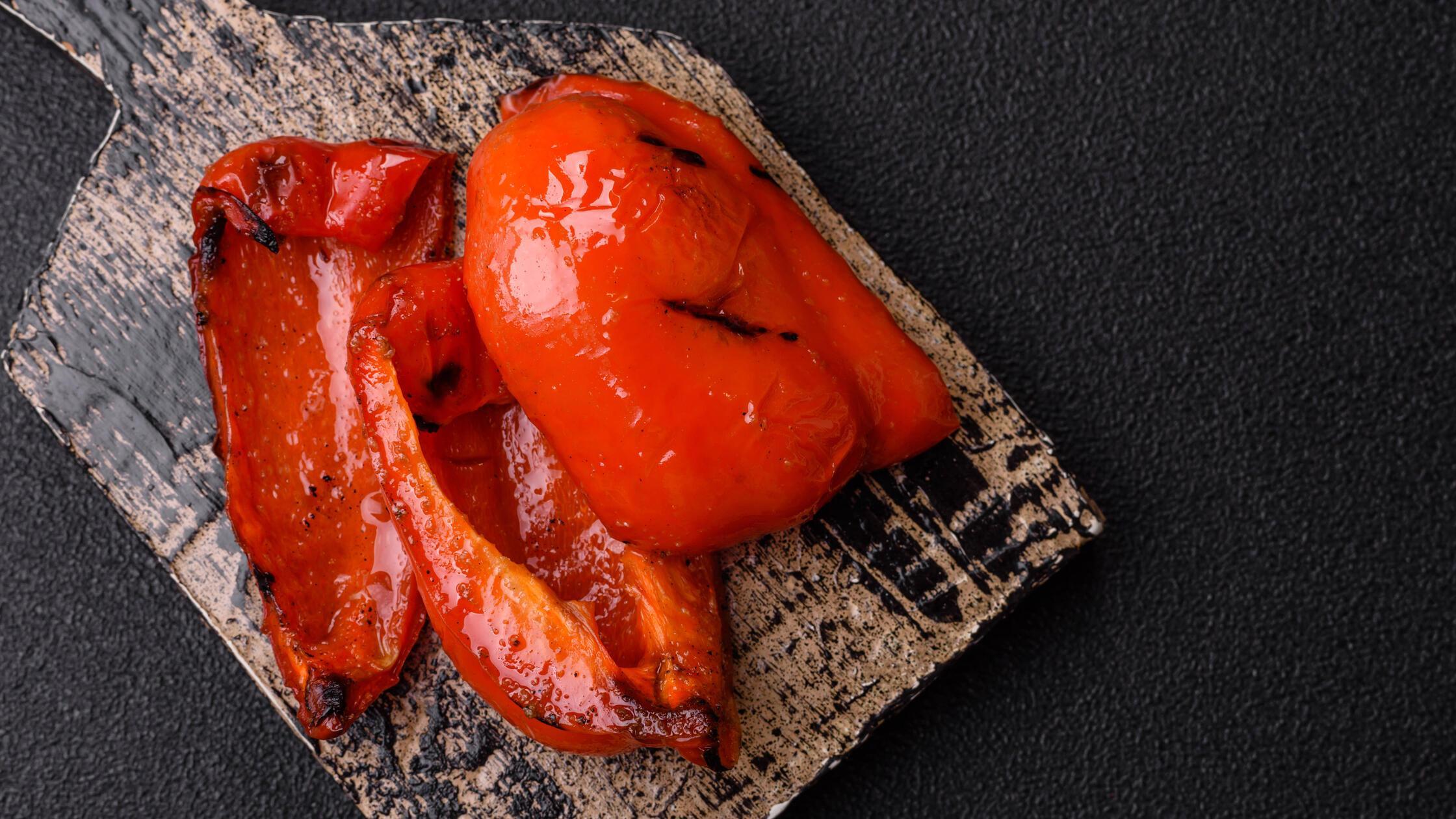 Gegrillte rote Paprikaschoten, vegetarische Kost. 