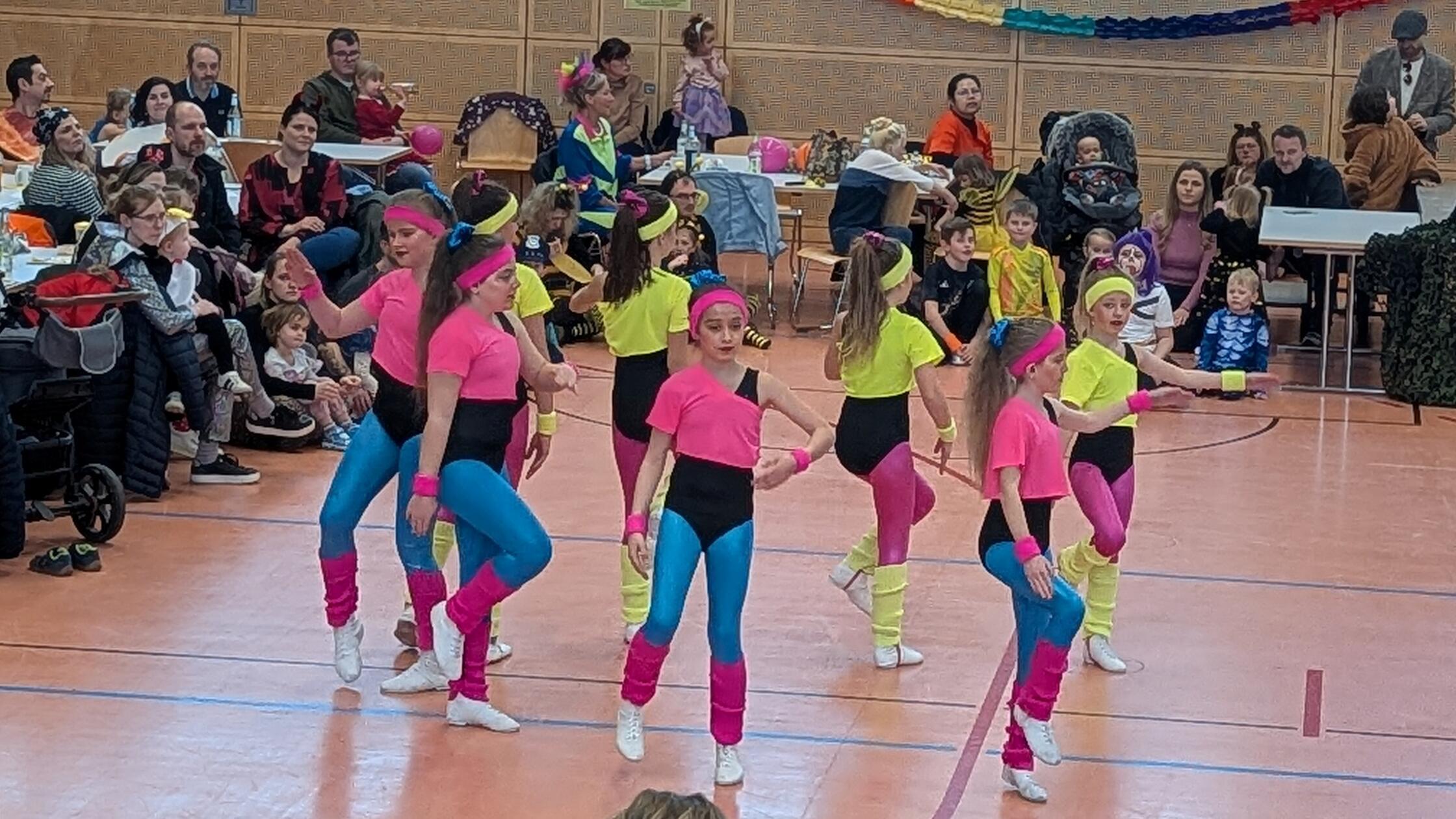 Einen bunten Kinderfasching feierten die kleinen N