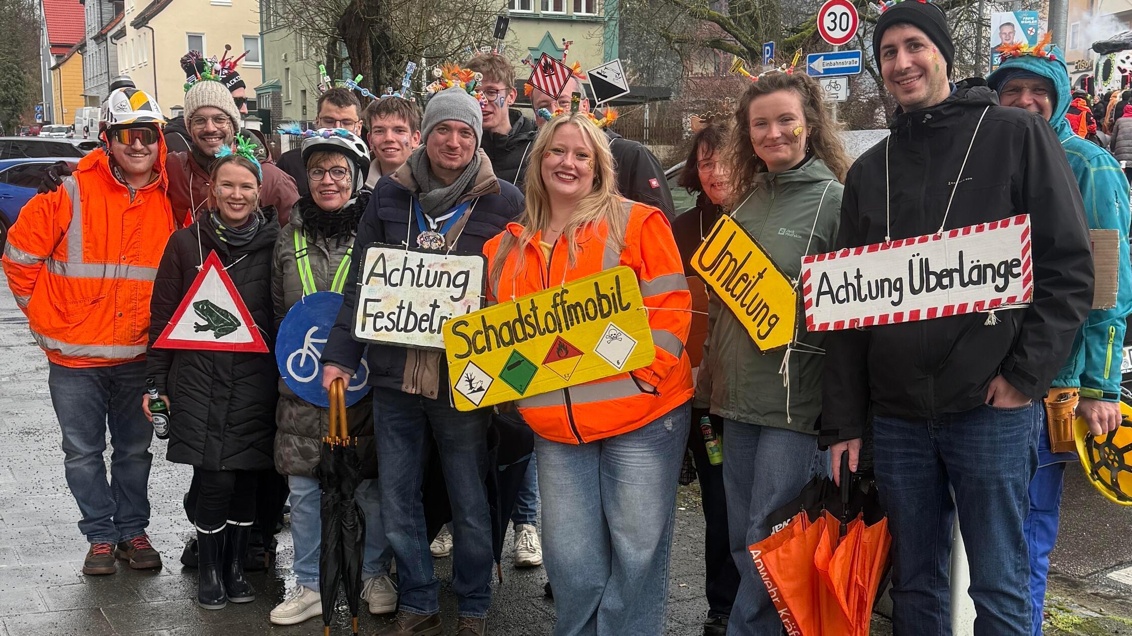 Gut gelaunt trotz grauem Himmel: Diese Zuschauergr