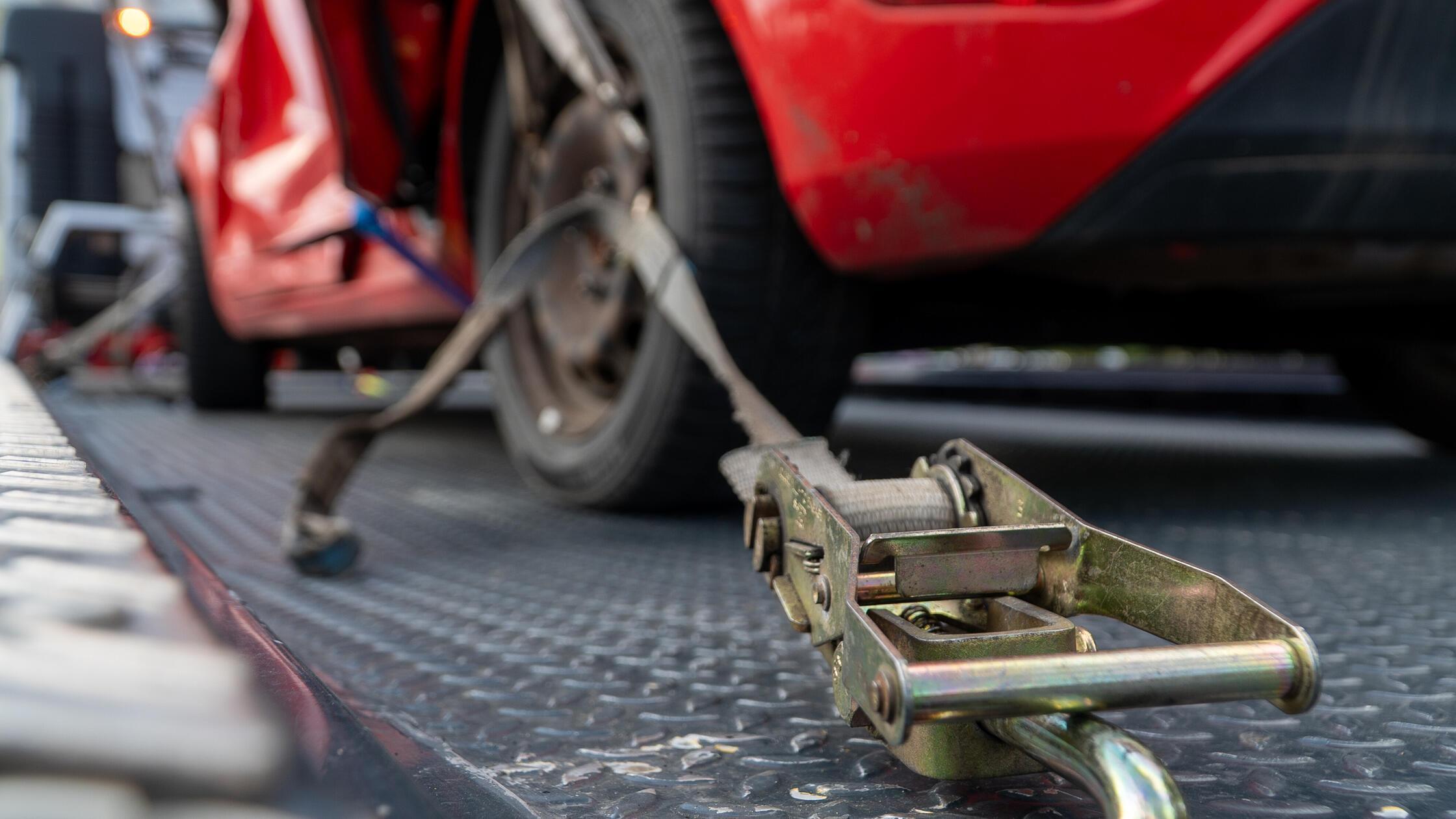Unfallfahrzeug wird auf Abschleppwagen gesichert