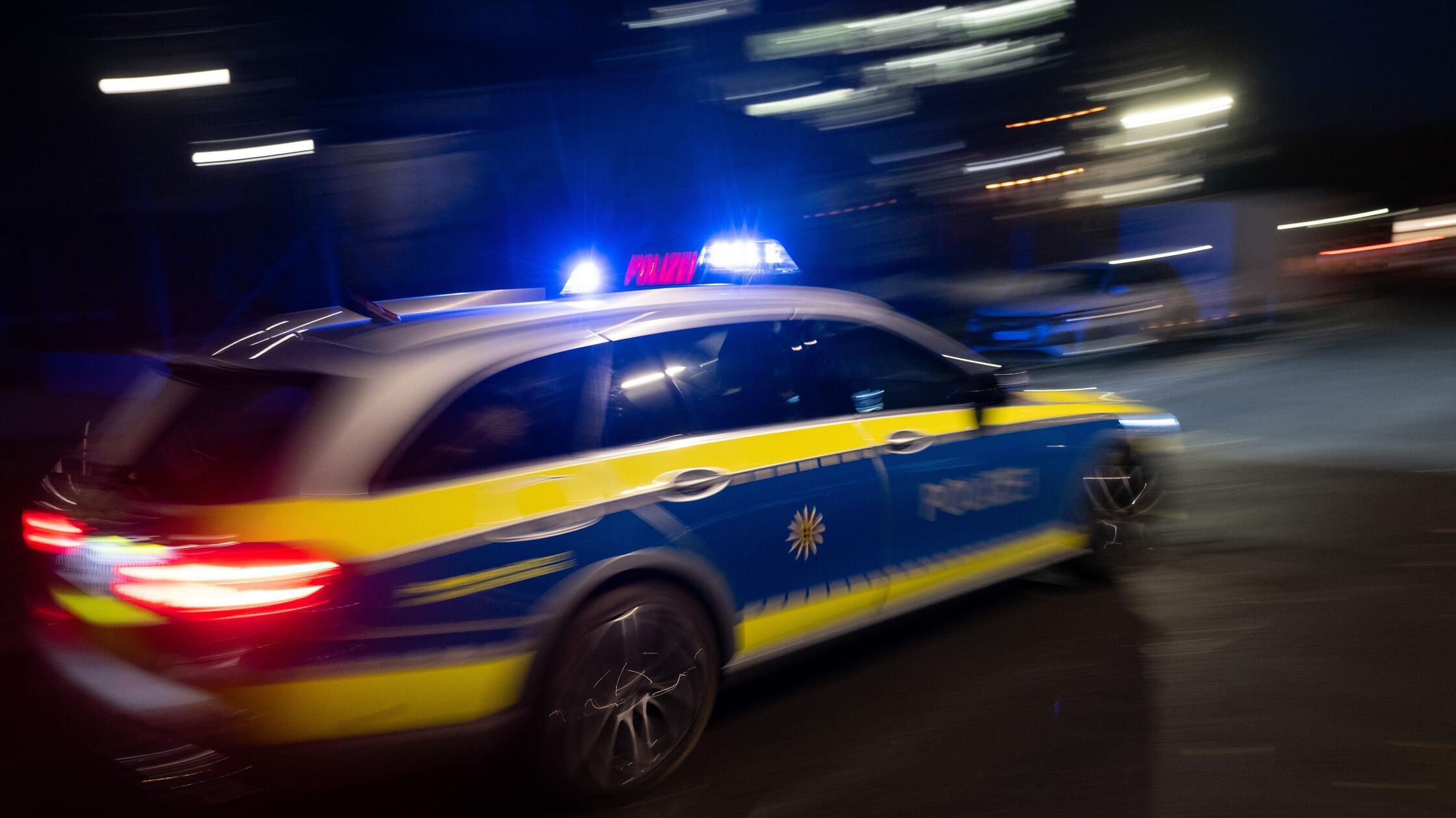 Ein Polizeifahrzeug fährt im Rahmen eines Fototerm