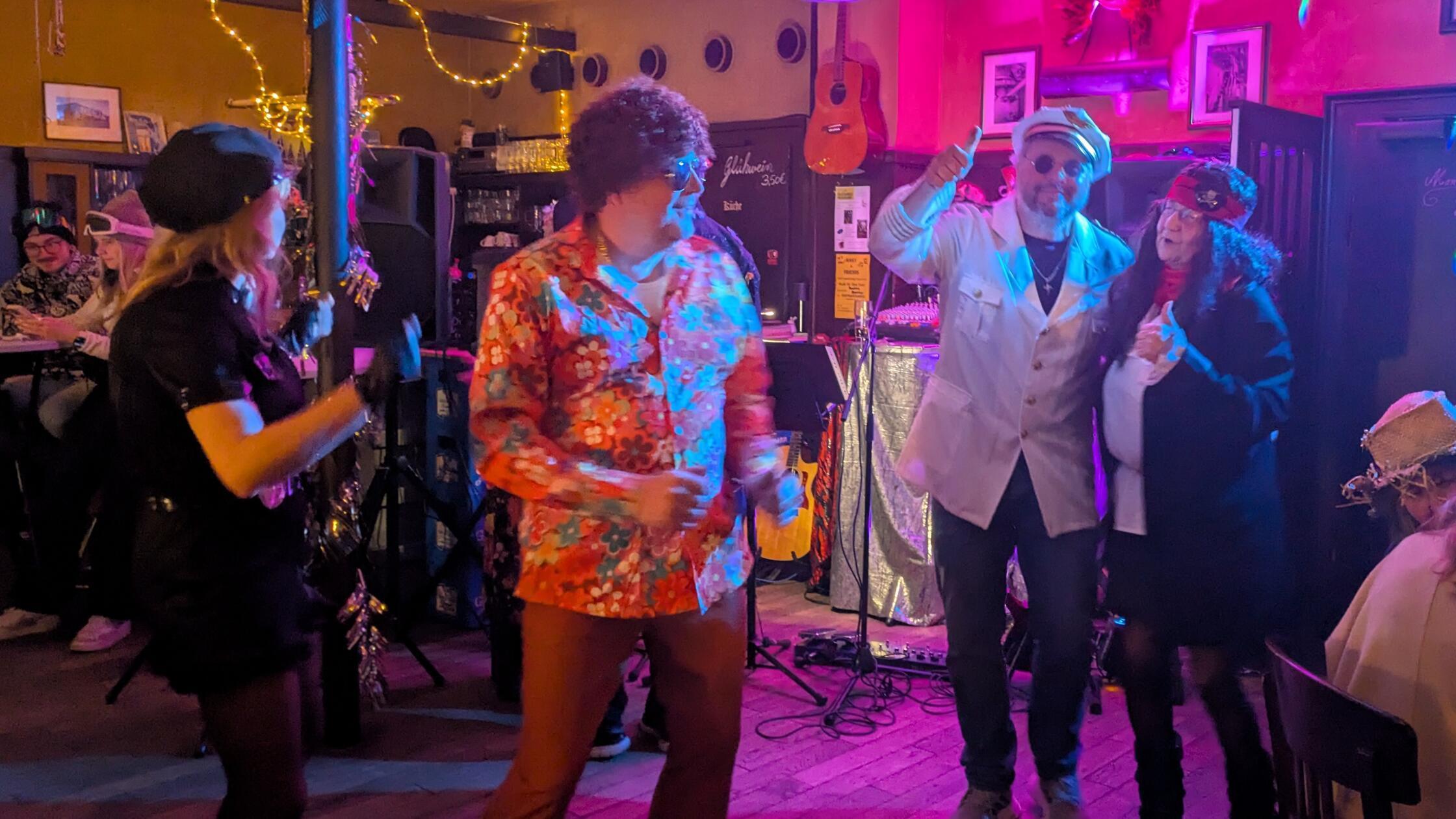 Närrische Stammgäste: Im Gasthaus Kaiser in Neumarkt wurde bis zum bitteren Ende gefeiert