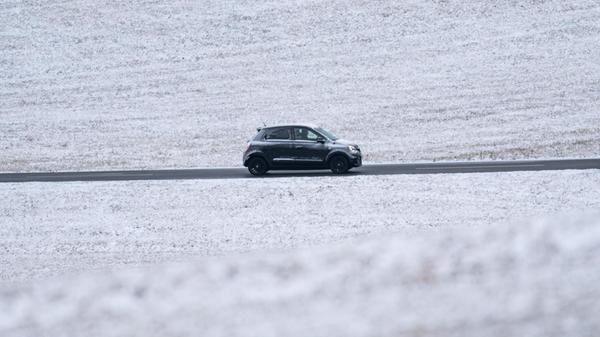 Ein Auto fährt auf einer Landstraße an leicht zuge