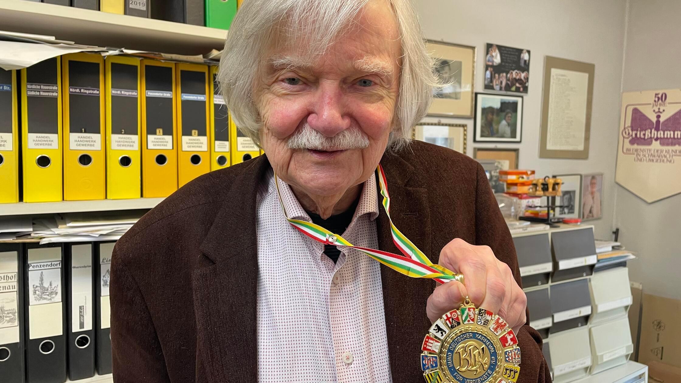 Schmunzelnd und mit leuchtenden Augen zeigte Hans 