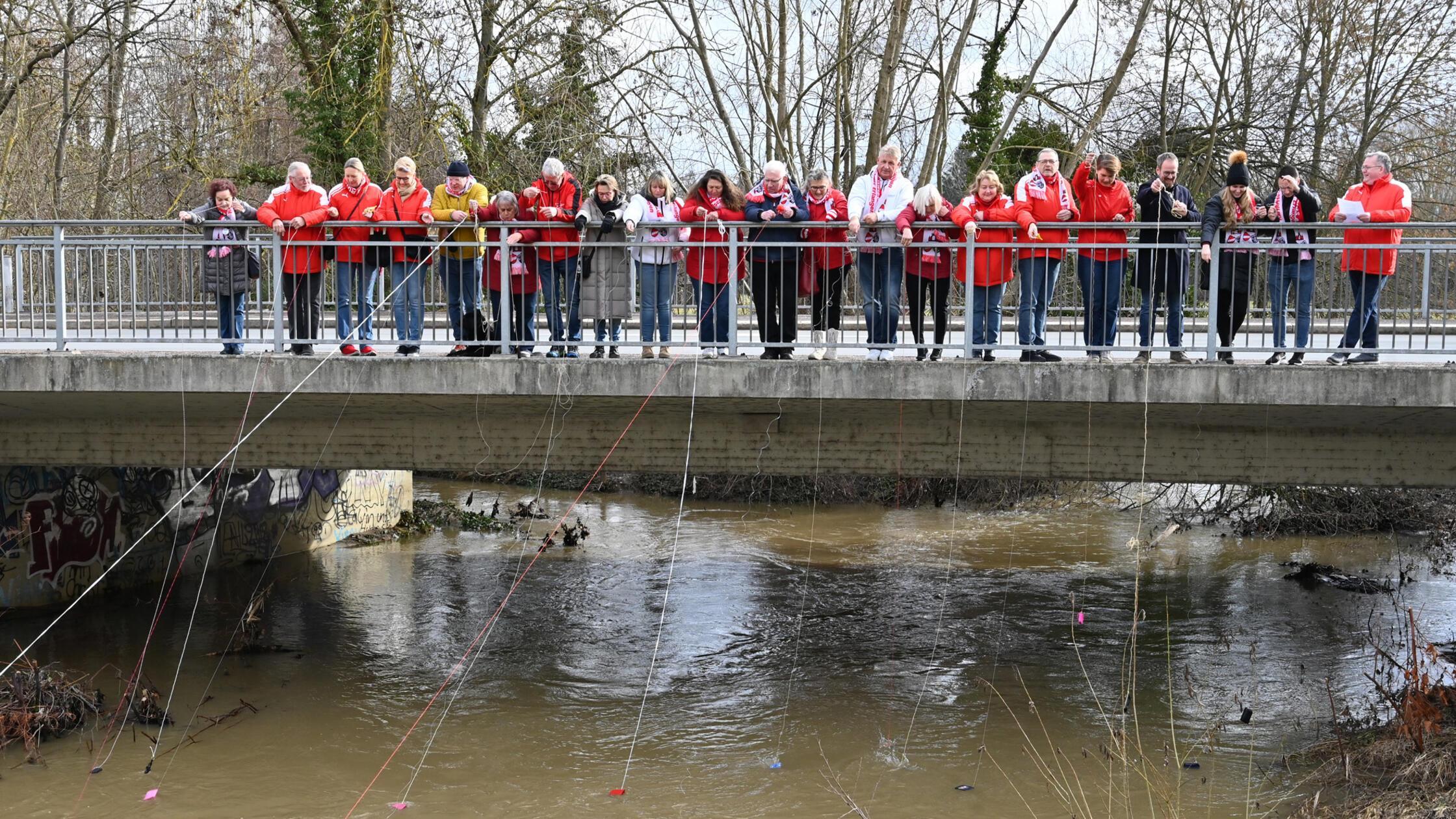 Die Narren der Narrlangia Rot-Weiß haben, unterstü