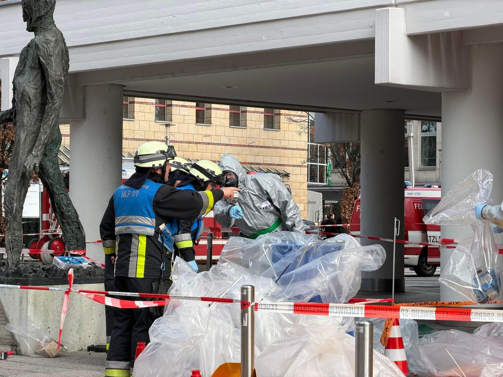 Aktuell sei unklar, um welche Substanz es sich bei dem Pulver handelt. Eine Gefahr für die Bevölkerung bestehe nach Angaben der Stadt aber nicht.