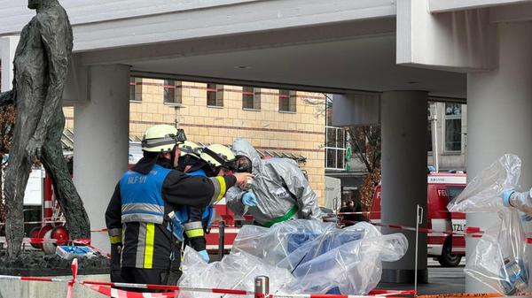 Aktuell sei unklar, um welche Substanz es sich bei dem Pulver handelt. Eine Gefahr für die Bevölkerung bestehe nach Angaben der Stadt aber nicht.