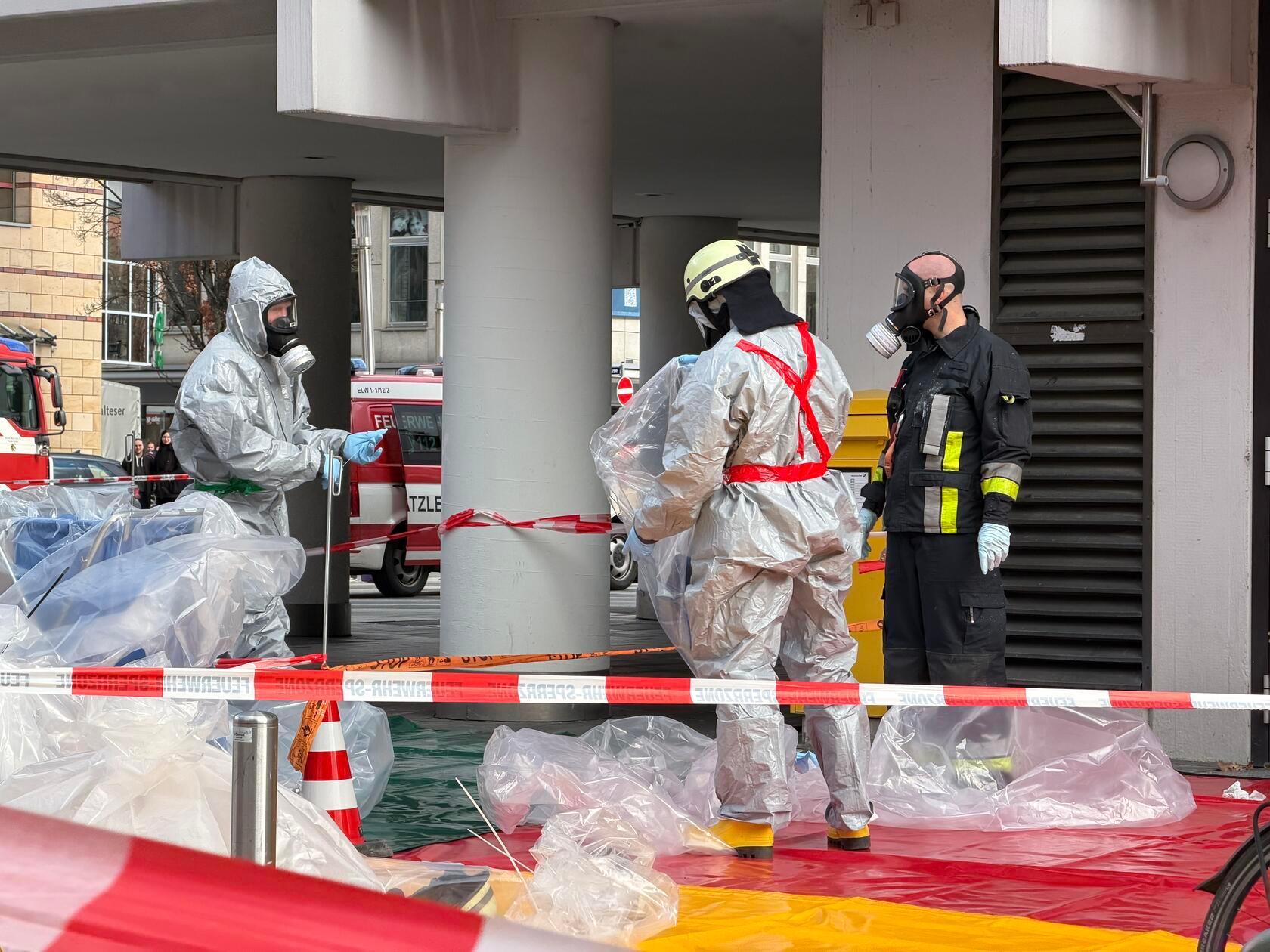 Spezialkräfte der Feuerwehr, darunter ein ABC-Team, sind im Einsatz. Auch ein Dekontaminationsplatz ist offenbar aufgebaut worden.
