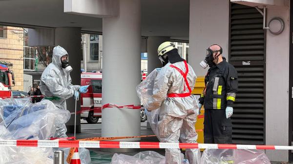 Spezialkräfte der Feuerwehr, darunter ein ABC-Team, sind im Einsatz. Auch ein Dekontaminationsplatz ist offenbar aufgebaut worden.