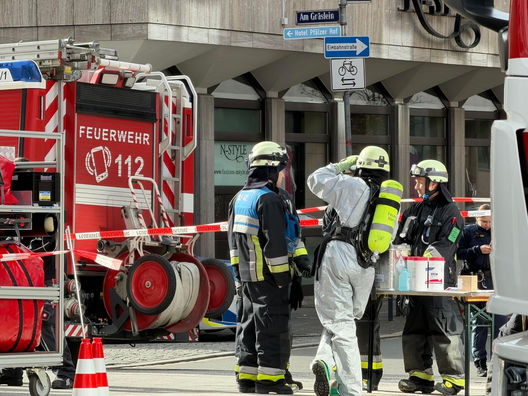 Eine Etage des Gebäudes wurde vorsorglich unter Quarantäne gestellt. Die elf Personen müssen zunächst im DGB-Haus bleiben, bis geklärt ist, um welche Substanz es sich gehandelt hat.