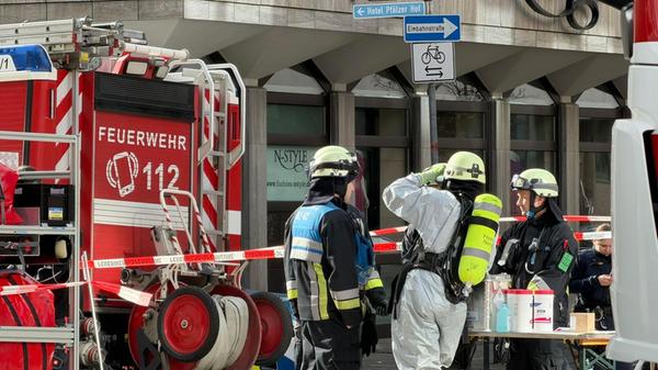 Eine Etage des Gebäudes wurde vorsorglich unter Quarantäne gestellt. Die elf Personen müssen zunächst im DGB-Haus bleiben, bis geklärt ist, um welche Substanz es sich gehandelt hat.