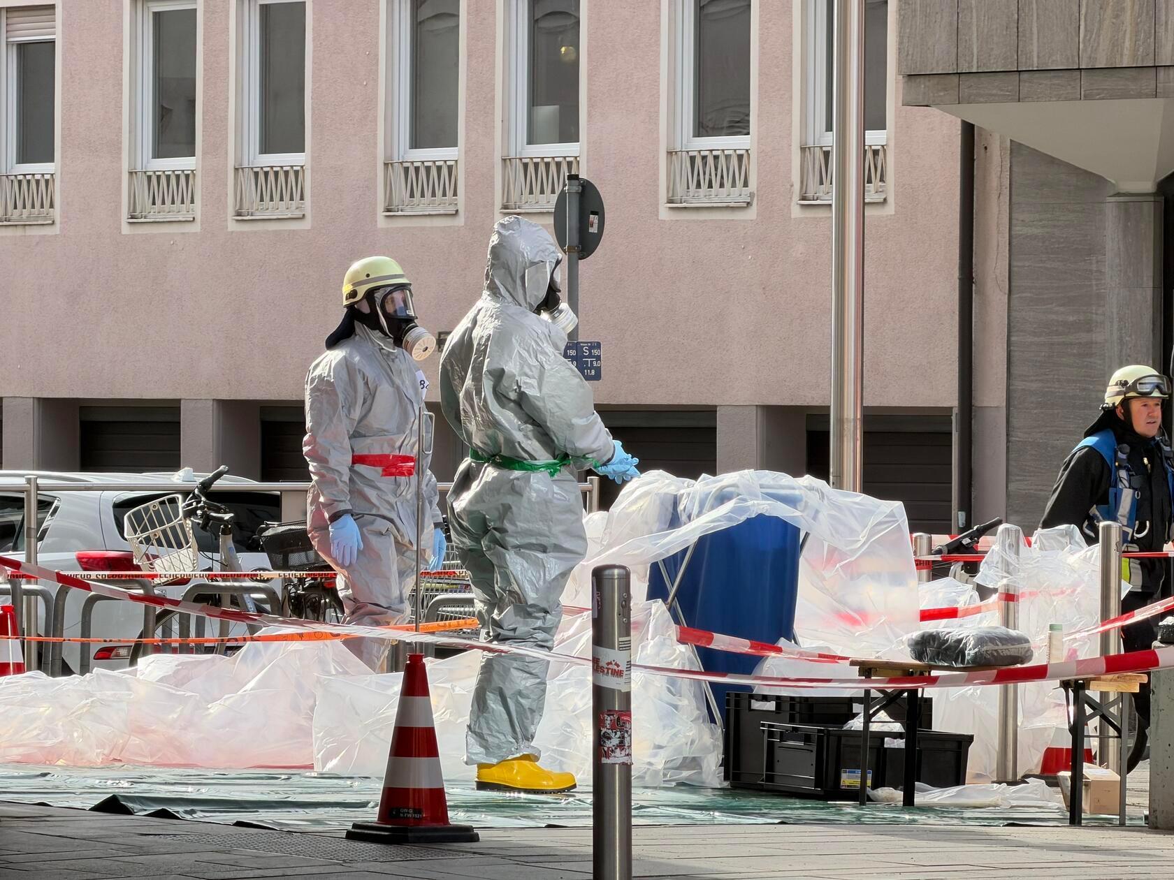 Die Polizei hat die Ermittlungen zu den Hintergründen - insbesondere zum Absender des Briefes sowie zur unbekannten Substanz - aufgenommen. Das Landeskriminalamt ist ebenfalls vor Ort.