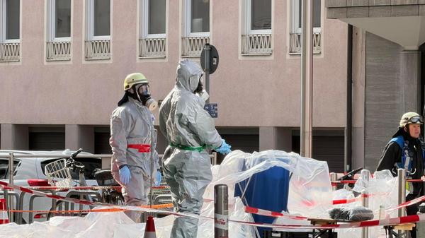 Die Polizei hat die Ermittlungen zu den Hintergründen - insbesondere zum Absender des Briefes sowie zur unbekannten Substanz - aufgenommen. Das Landeskriminalamt ist ebenfalls vor Ort.