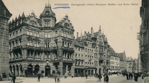 Bevor der Kaufhof in den 1950er‑Jahren entstand, prägten um 1913 Neubauten des späten 19. Jahrhunderts und modernisierte Bürgerhäuser aus reichsstädtischer Zeit das Bild der Königstraße.