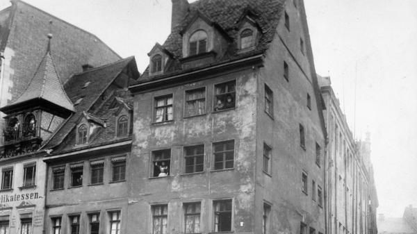 Die Aufnahme zeigt die Pfannenschmiedsgasse an der Ecke zur Mauthalle.