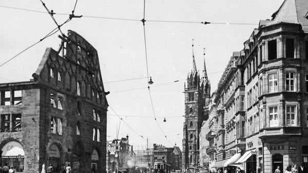 Nach dem Zweiten Weltkrieg liegen Teile der Königstraße in Trümmern. Links im Bild steht die Fassade der Mauthalle weitgehend unversehrt. Hinter ihr wird wenig später der Kaufhof entstehen.