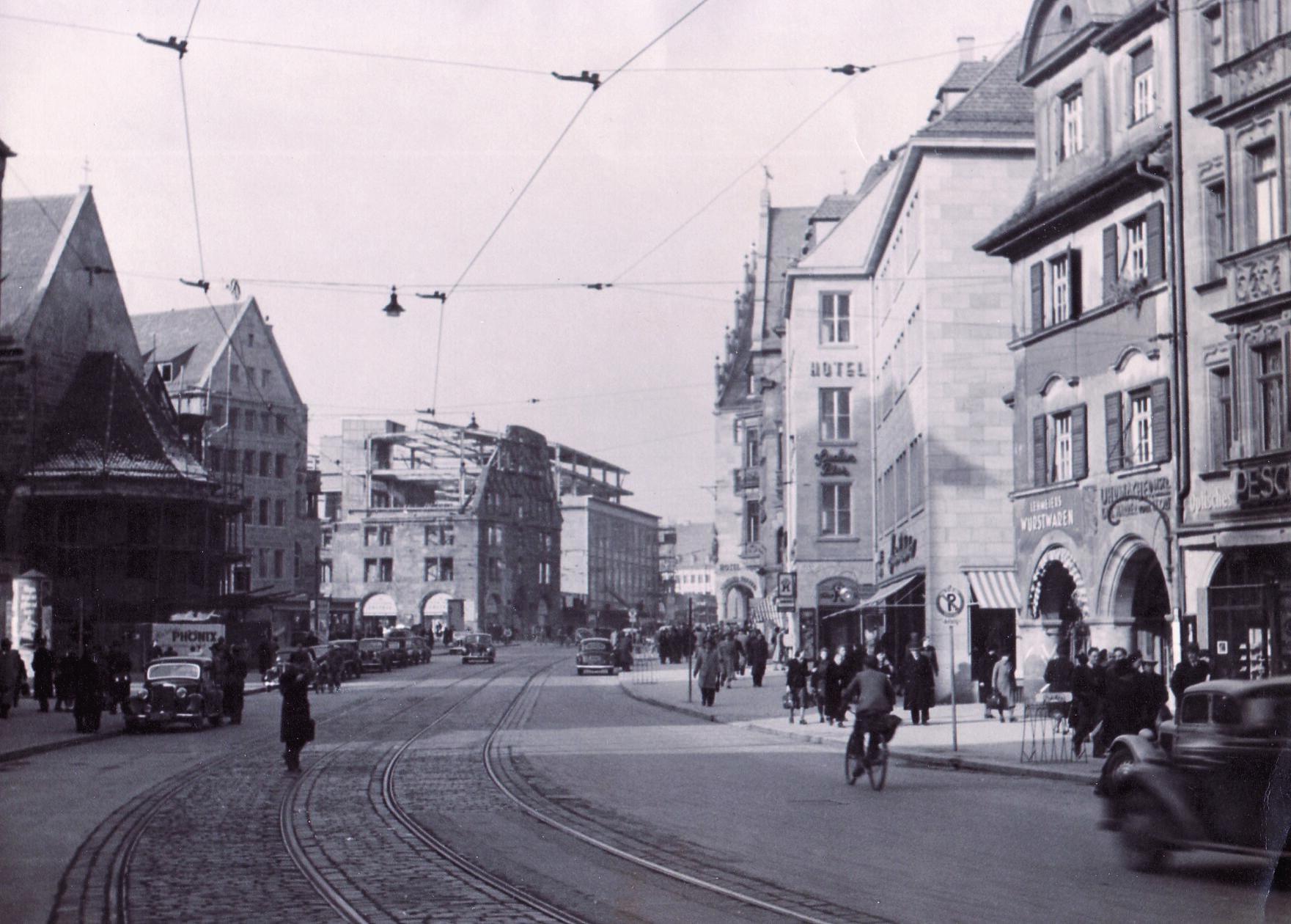 Ende der 1940er‑Jahre prägten Bauarbeiten das Bild der Königstraße: Die Mauthalle wurde wieder aufgebaut, und im Hintergrund entstand der Kaufhof.