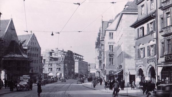 Ende der 1940er‑Jahre prägten Bauarbeiten das Bild der Königstraße: Die Mauthalle wurde wieder aufgebaut, und im Hintergrund entstand der Kaufhof.