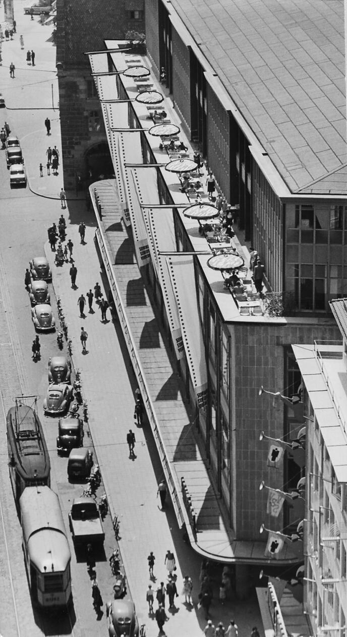 Als erstes Warenhaus nach dem Zweiten Weltkrieg wurde der Kaufhof 1950 in Nürnberg eröffnet. Die Nürnberger Architekten Franz Reichel und Robert Vogel hatten die Pläne geliefert. Dieses Bild zeigt die originale Dachgestaltung.
