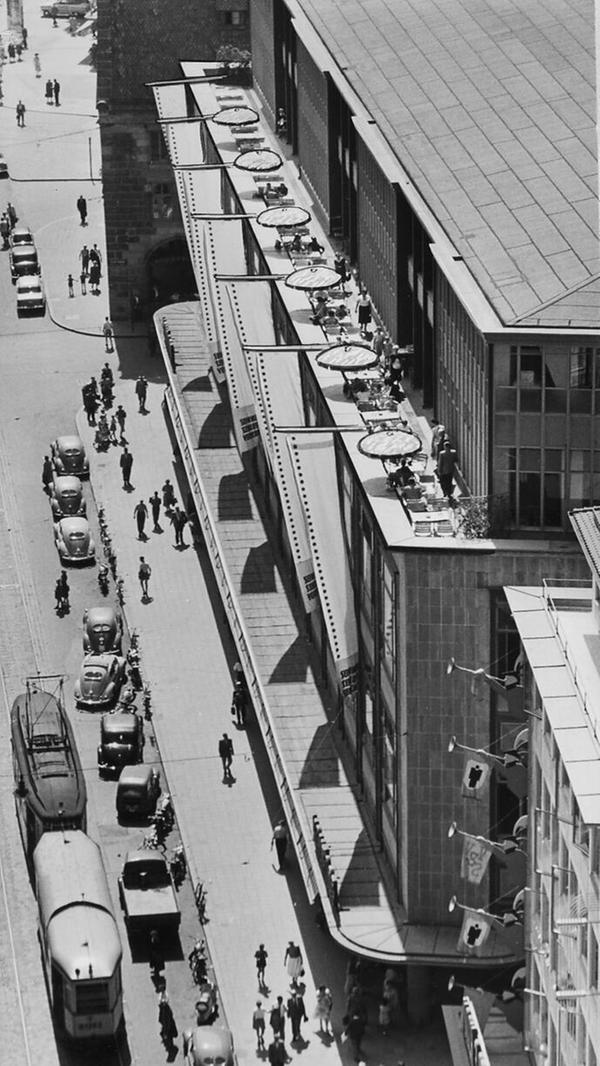 Als erstes Warenhaus nach dem Zweiten Weltkrieg wurde der Kaufhof 1950 in Nürnberg eröffnet. Die Nürnberger Architekten Franz Reichel und Robert Vogel hatten die Pläne geliefert. Dieses Bild zeigt die originale Dachgestaltung.