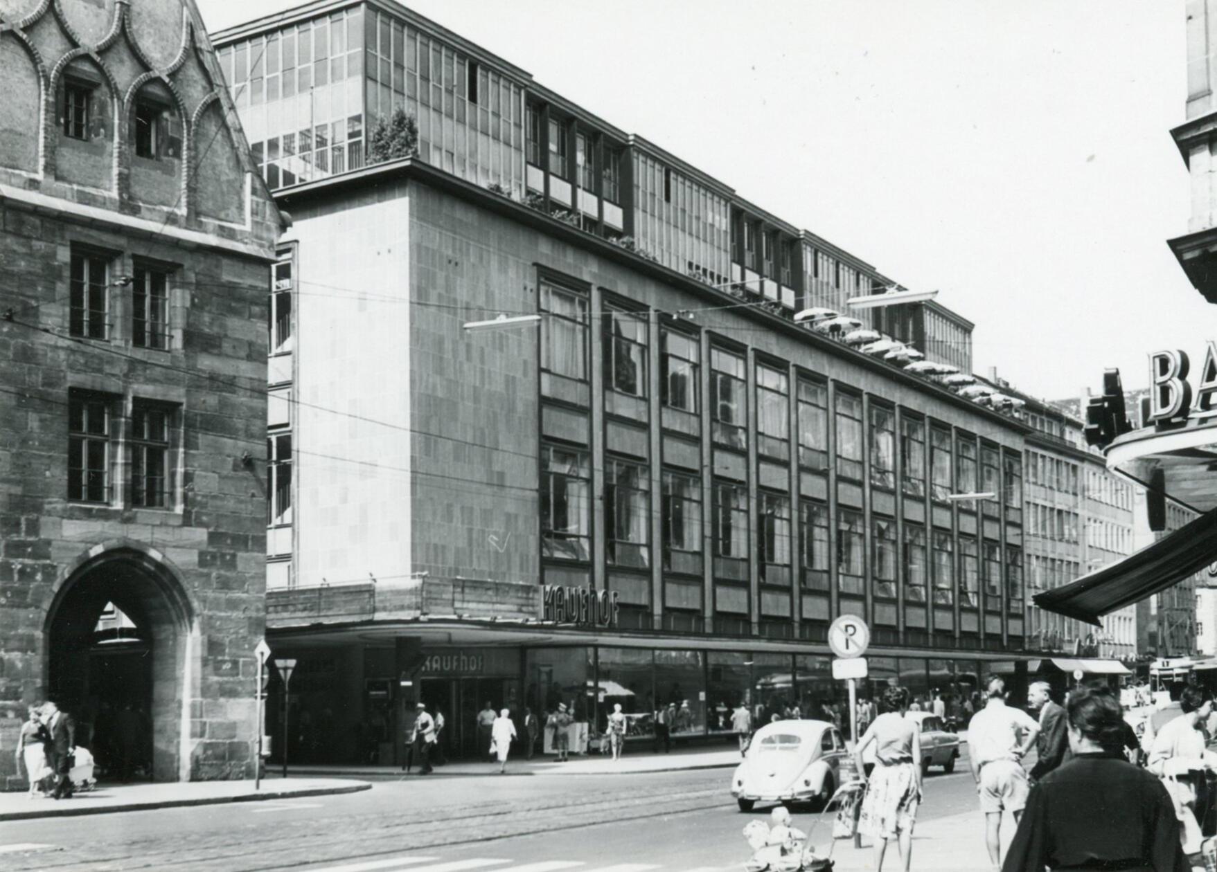 Dieses Bild von 1953 zeigt die originale Fassadengestaltung. In den 1960er‑Jahren wurde die Fassade erneuert und umgestaltet.