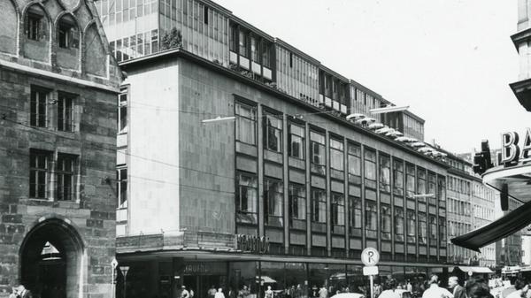 Dieses Bild von 1953 zeigt die originale Fassadengestaltung. In den 1960er‑Jahren wurde die Fassade erneuert und umgestaltet.