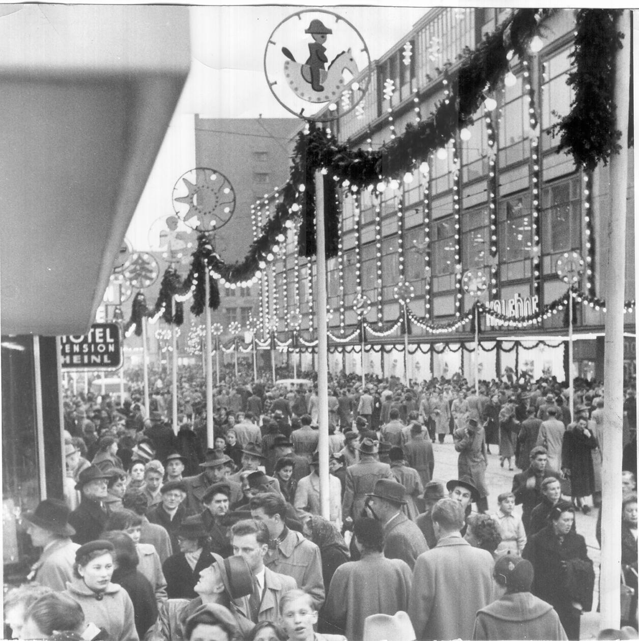 Im Dezember 1954 befanden sich viele Nürnbergerinnen und Nürnberger im Kaufrausch. Der weihnachtlich geschmückte Kaufhof verzeichnete regen Andrang. Das deutsche Wirtschaftswunder machte sich damals besonders im Einzelhandel bemerkbar.