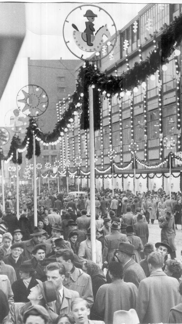 Im Dezember 1954 befanden sich viele Nürnbergerinnen und Nürnberger im Kaufrausch. Der weihnachtlich geschmückte Kaufhof verzeichnete regen Andrang. Das deutsche Wirtschaftswunder machte sich damals besonders im Einzelhandel bemerkbar.